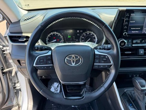 Used 2021 Toyota Highlander XLE AWD/4WD image 17