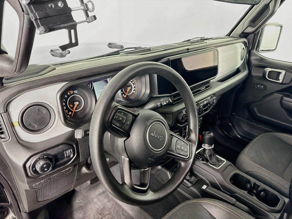 Used 2024 Jeep Gladiator Sport AWD/4WD image 4