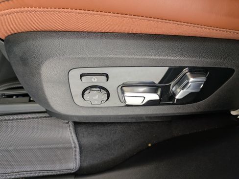 Used 2025 BMW X7 M60i AWD/4WD image 23