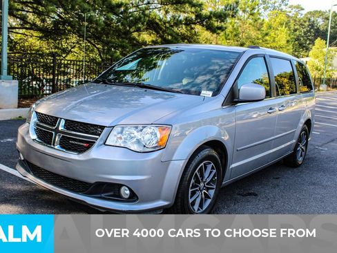 Used 2017 Dodge Grand Caravan SXT FWD image 2