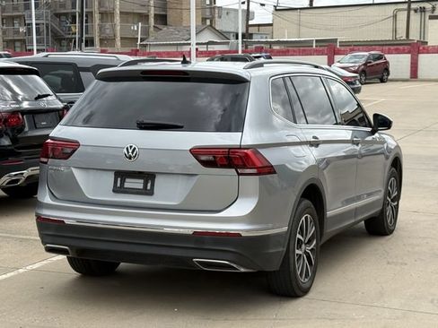 Used 2020 Volkswagen Tiguan SE w/ Panoramic Sunroof Package FWD image 4