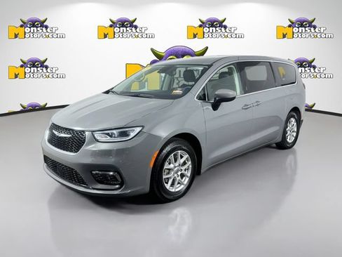 Used 2023 Chrysler Pacifica Touring-L FWD image 1