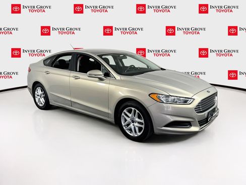 Used 2016 Ford Fusion SE FWD image 3