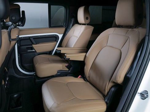 New 2026 Land Rover Defender 130 X-Dynamic SE image 5