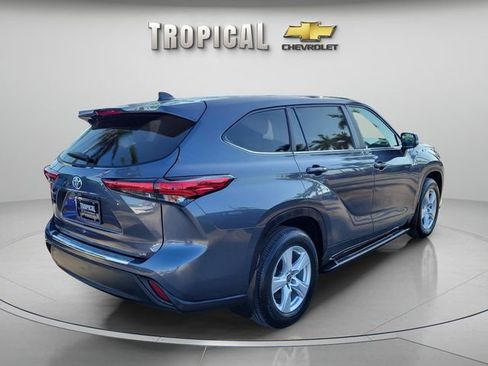 Used 2023 Toyota Highlander LE image 3