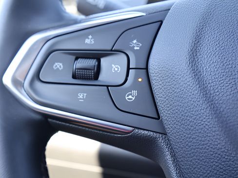 Used 2024 Chevrolet Trax LT w/ LT Convenience Package FWD image 21