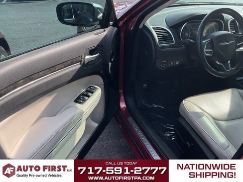 Used 2018 Chrysler 300 Limited RWD image 4