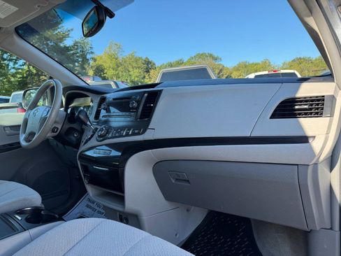 Used 2013 Toyota Sienna LE image 21