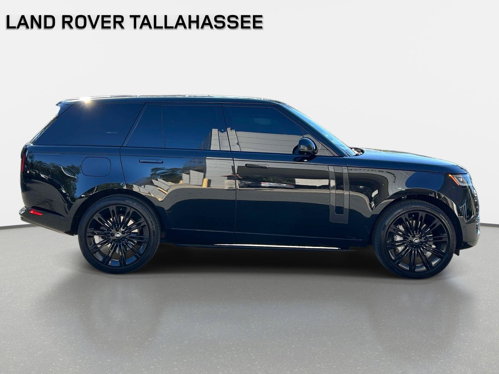 Used 2025 Land Rover Range Rover SE AWD/4WD image 4