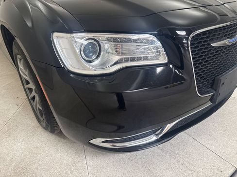 Used 2018 Chrysler 300 Touring RWD image 13