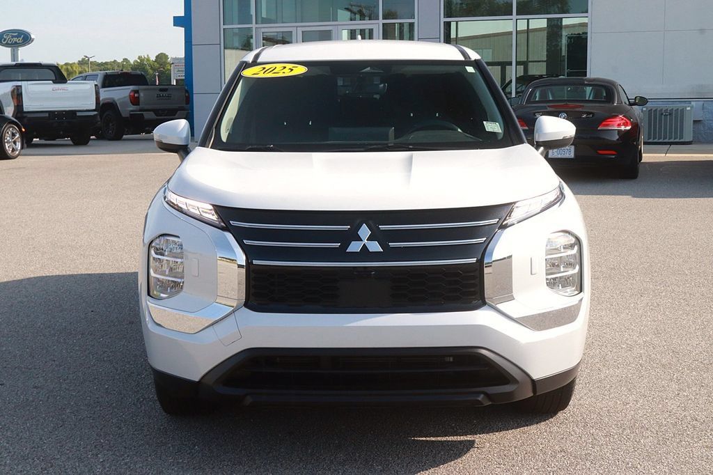 Used 2025 Mitsubishi Outlander ES AWD/4WD image 2