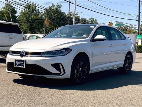 Used 2025 Volkswagen Jetta SE w/ Sunroof Package FWD image 2