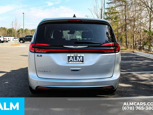 Used 2024 Chrysler Pacifica Touring-L FWD image 11
