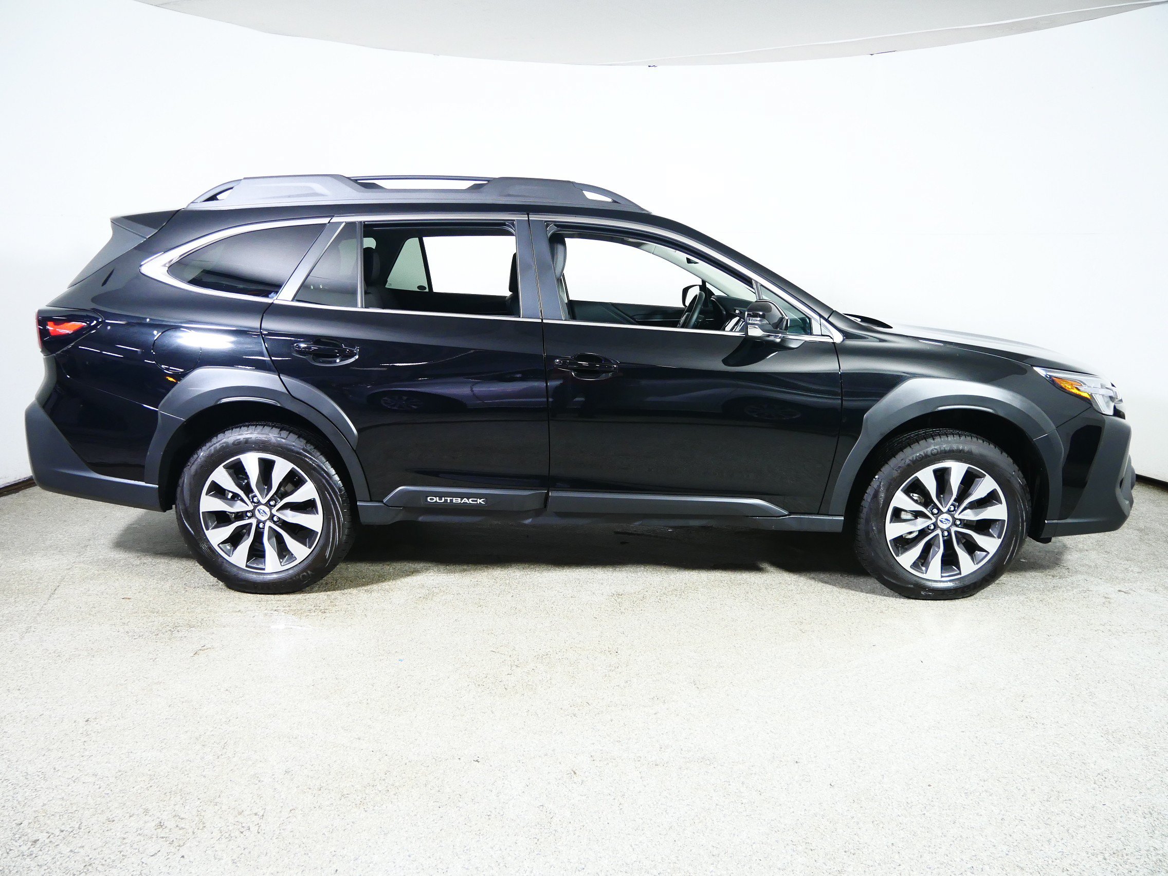 Used 2025 Subaru Outback Limited AWD/4WD image 8