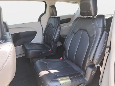 Certified 2023 Chrysler Pacifica Touring-L FWD image 16