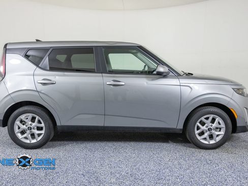 Used 2025 Kia Soul LX w/ LX Technology Package FWD image 8