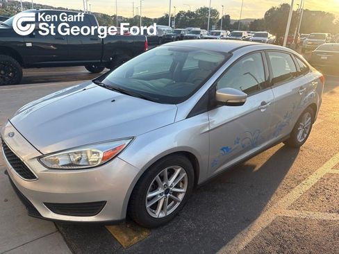 Used 2017 Ford Focus SE FWD image 1