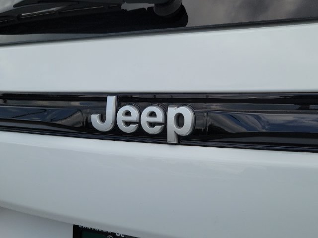 Certified 2025 Jeep Grand Cherokee Laredo AWD/4WD image 10