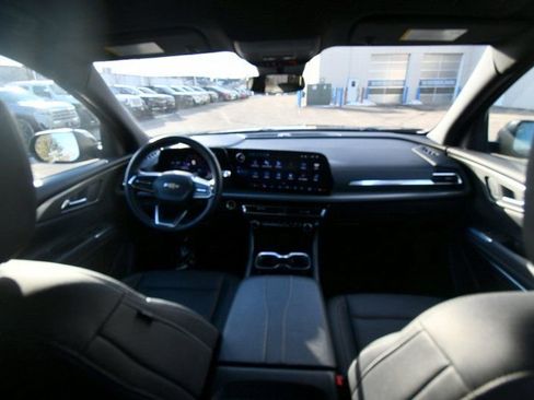 Used 2025 Chevrolet Traverse LT image 5