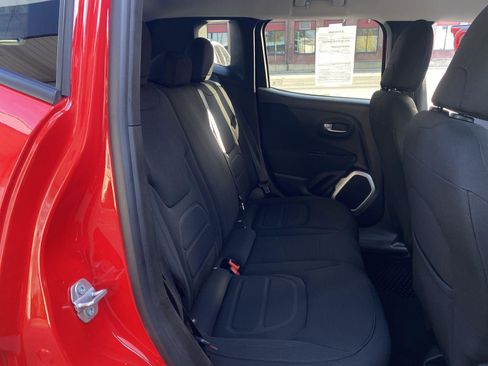 Used 2019 Jeep Renegade Latitude w/ Cold Weather Group image 17