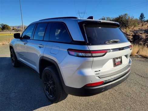 Used 2024 Jeep Grand Cherokee Altitude image 7