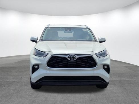 Used 2021 Toyota Highlander XLE FWD image 2