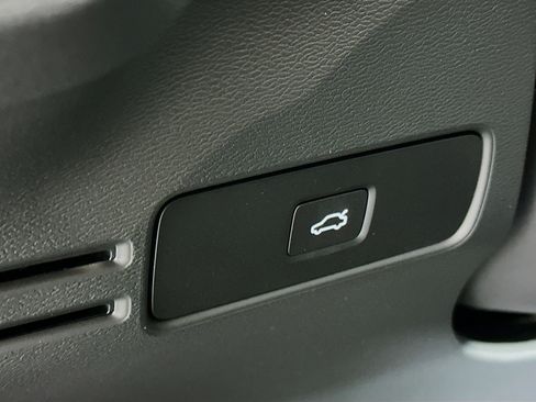 Used 2025 Volvo XC40 B5 Core image 17