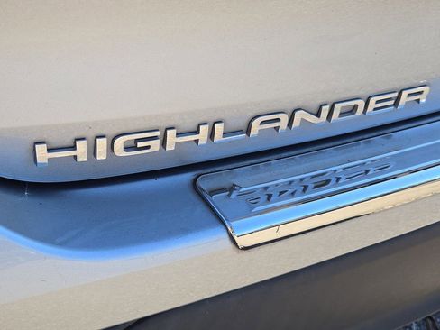 Used 2021 Toyota Highlander XLE image 12