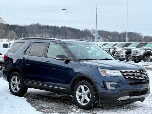 Used 2017 Ford Explorer XLT image 31