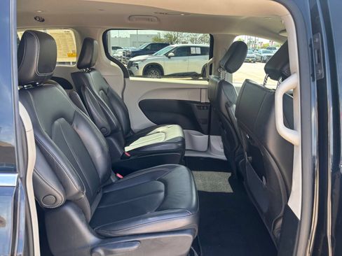 Used 2023 Chrysler Pacifica Touring-L FWD image 28