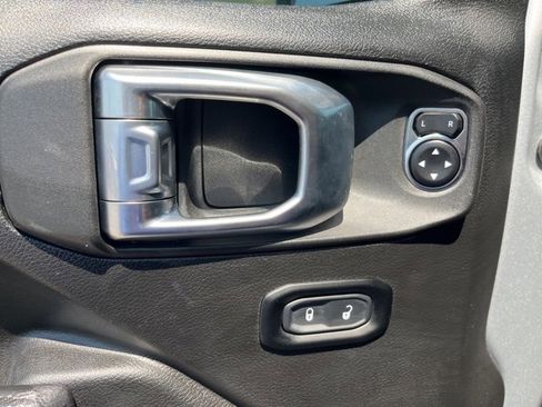 Used 2023 Jeep Gladiator Mojave w/ Cold Weather Group image 16