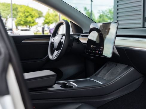 Used 2023 Tesla Model Y Long Range AWD/4WD image 39