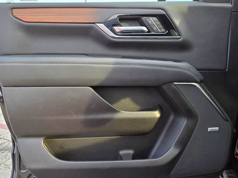 Used 2025 GMC Yukon XL Denali w/ Sun & Power Step Package image 8