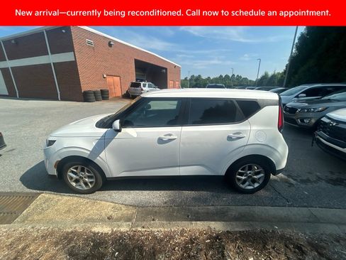 Used 2024 Kia Soul LX w/ Option Group 015 FWD image 11