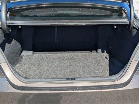 Used 2018 Toyota Camry LE image 9