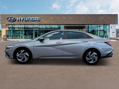 New 2025 Hyundai Elantra SEL image 3