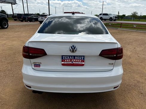 Used 2016 Volkswagen Jetta Sport image 4