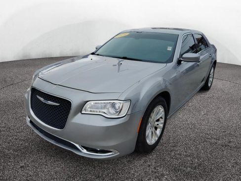 Used 2018 Chrysler 300 Touring w/ Driver Convenience Group image 3