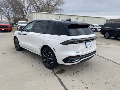 Used 2024 Lincoln Nautilus Reserve image 14