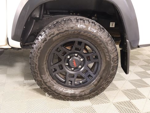 Used 2018 Toyota Tacoma TRD Off-Road w/ Technology Package AWD/4WD image 19