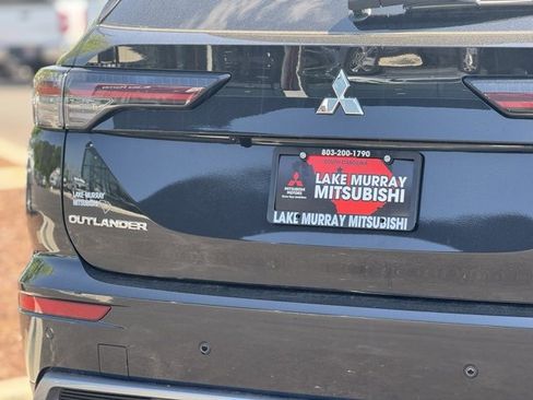 New 2025 Mitsubishi Outlander SE image 11