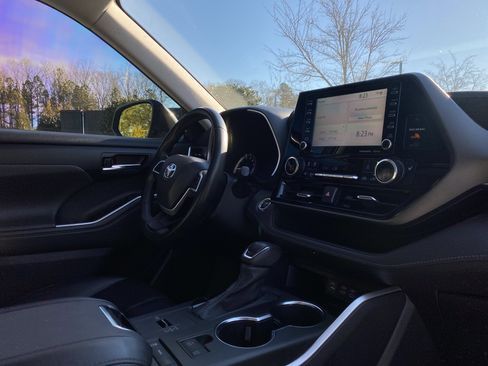 Used 2022 Toyota Highlander XLE image 67