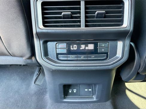Used 2025 Volkswagen Atlas SE FWD image 27
