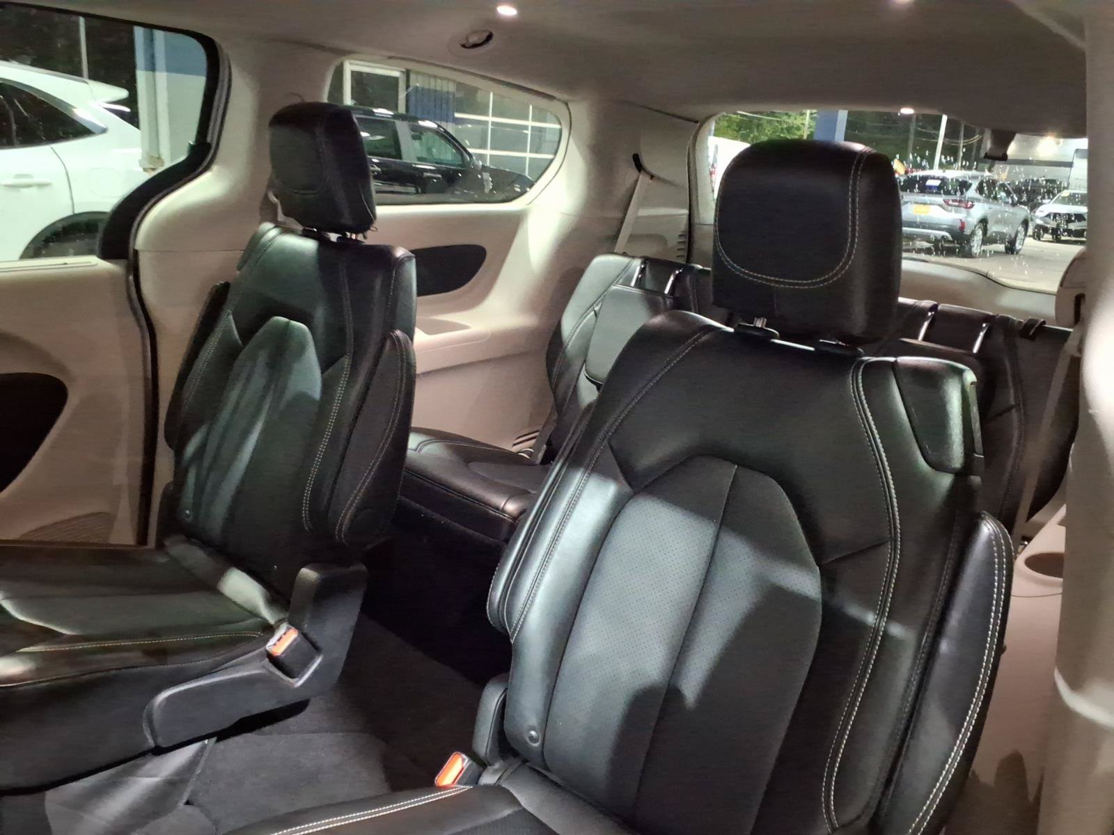 Used 2024 Chrysler Pacifica Touring-L FWD image 13