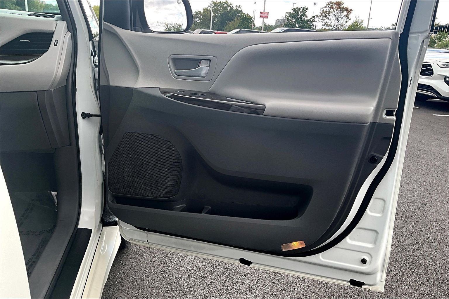Used 2019 Toyota Sienna XLE w/ XLE Navigation Package AWD/4WD image 23