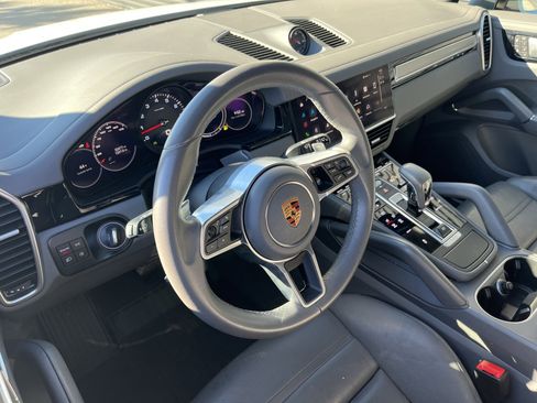 Certified 2023 Porsche Cayenne Platinum Edition image 4