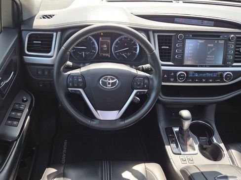 Used 2019 Toyota Highlander SE AWD/4WD image 18