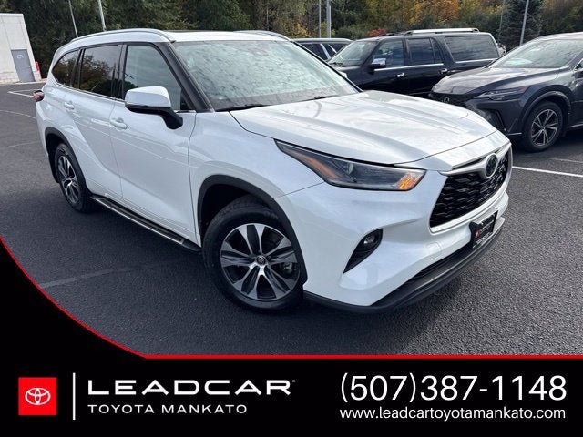 Used 2021 Toyota Highlander XLE AWD/4WD image 1