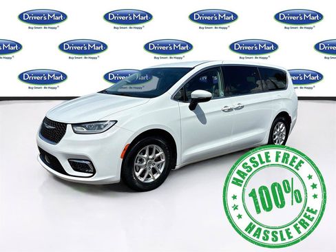 Used 2023 Chrysler Pacifica Touring-L FWD image 3