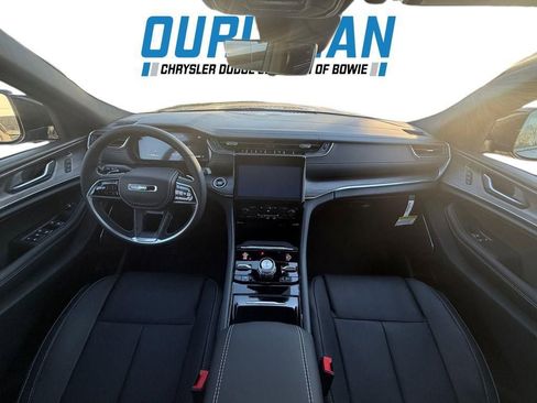 New 2025 Jeep Grand Cherokee Overland w/ Luxury Tech Group IV AWD/4WD image 28